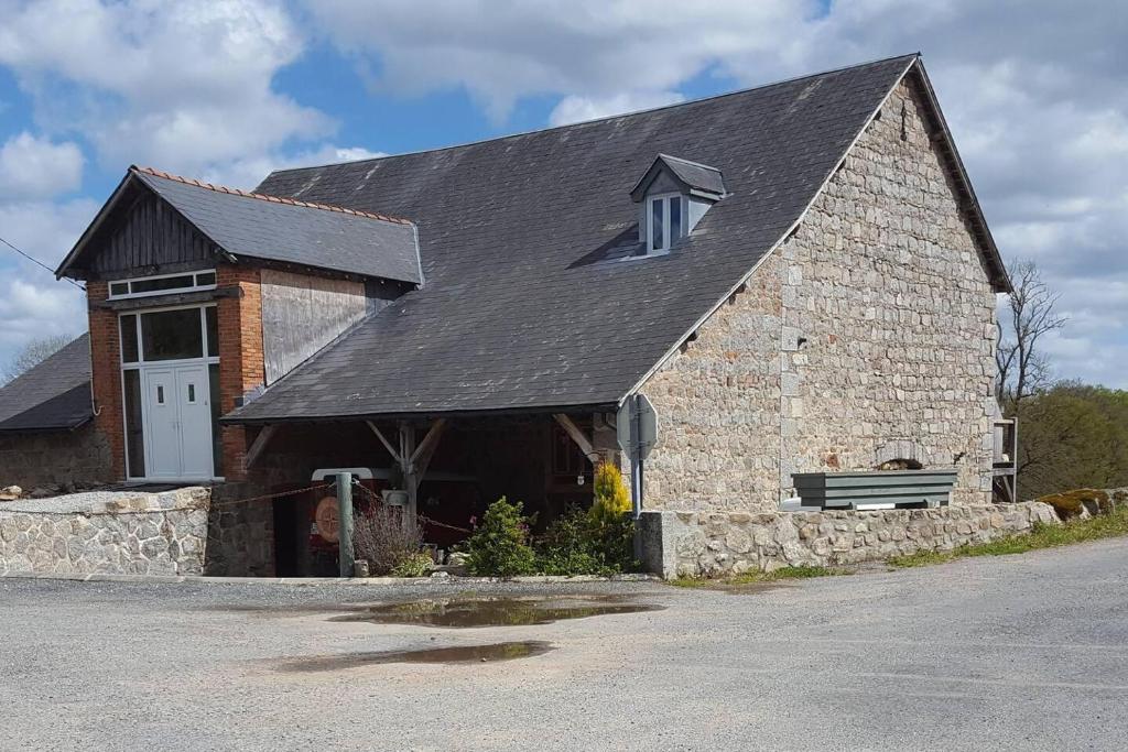 Charming 2-Bed Cottage within Barn in Merinchal 20 Route du Montel de Gelat Le Mondayraud, 23420 Mérinchal