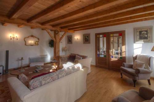 Charming 4-bed 3 bath farmhouse barn conversion