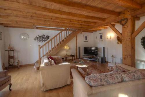 Charming 4-bed 3 bath farmhouse barn conversion