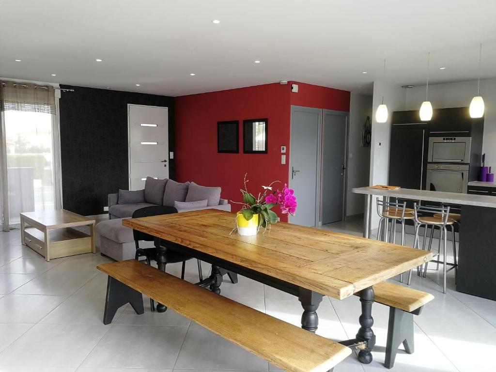 Charming 4-bed 3 bath farmhouse barn conversion