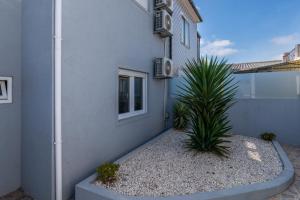 Charming Bright House w/ Garden