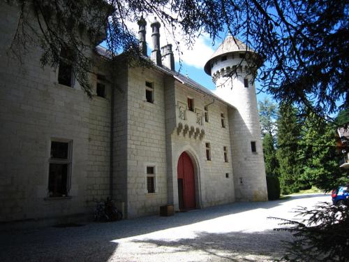 Charming Castle in Serri res en Chautagn with Pool