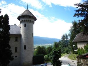 Charming Castle in Serri res en Chautagn with Pool