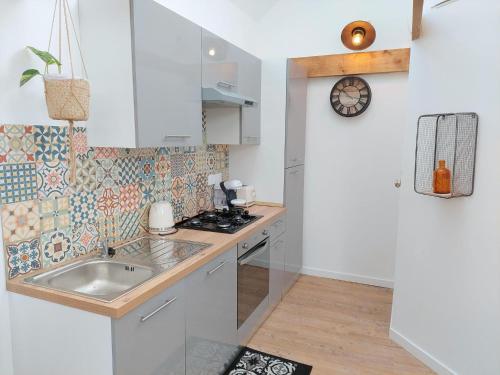 Charming granite stone cottage between land and sea, in St Pol de Leon
