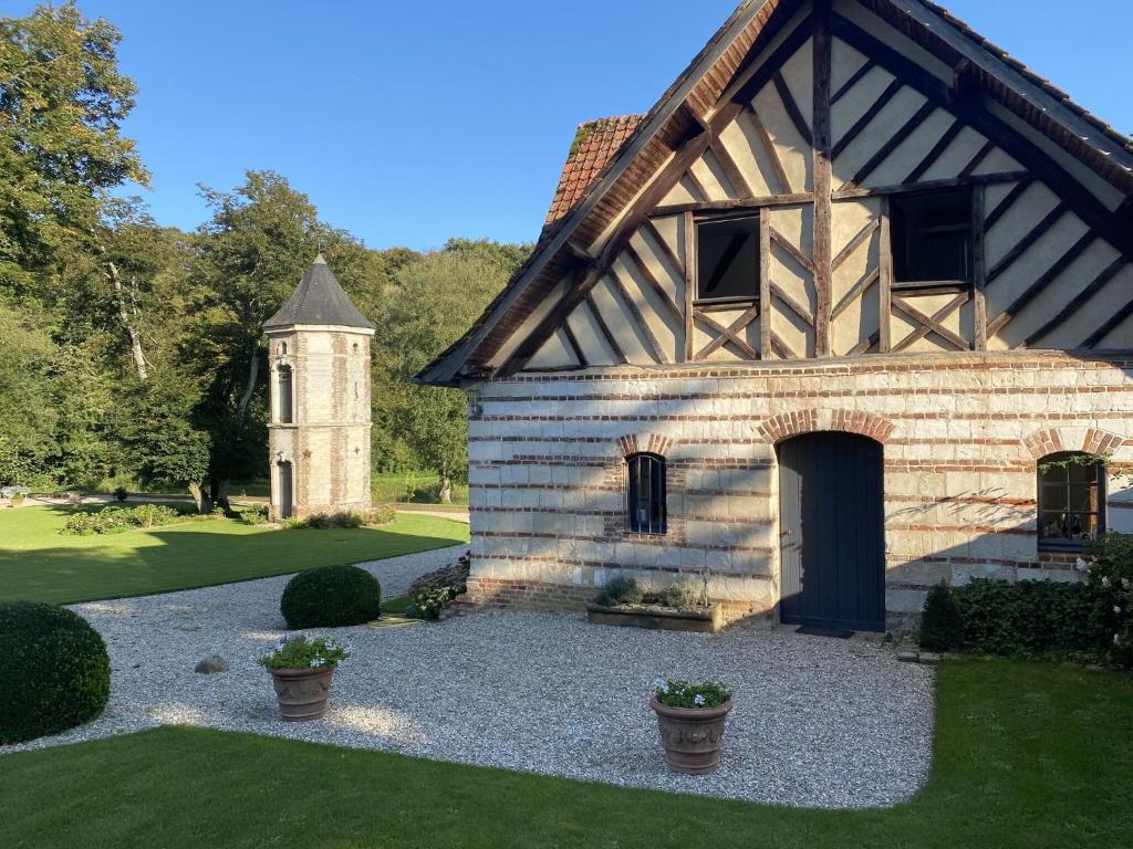 Maison de vacances Charming half-timbered house on quiet waterside between Abbeville and Amiens  80620 Fransu