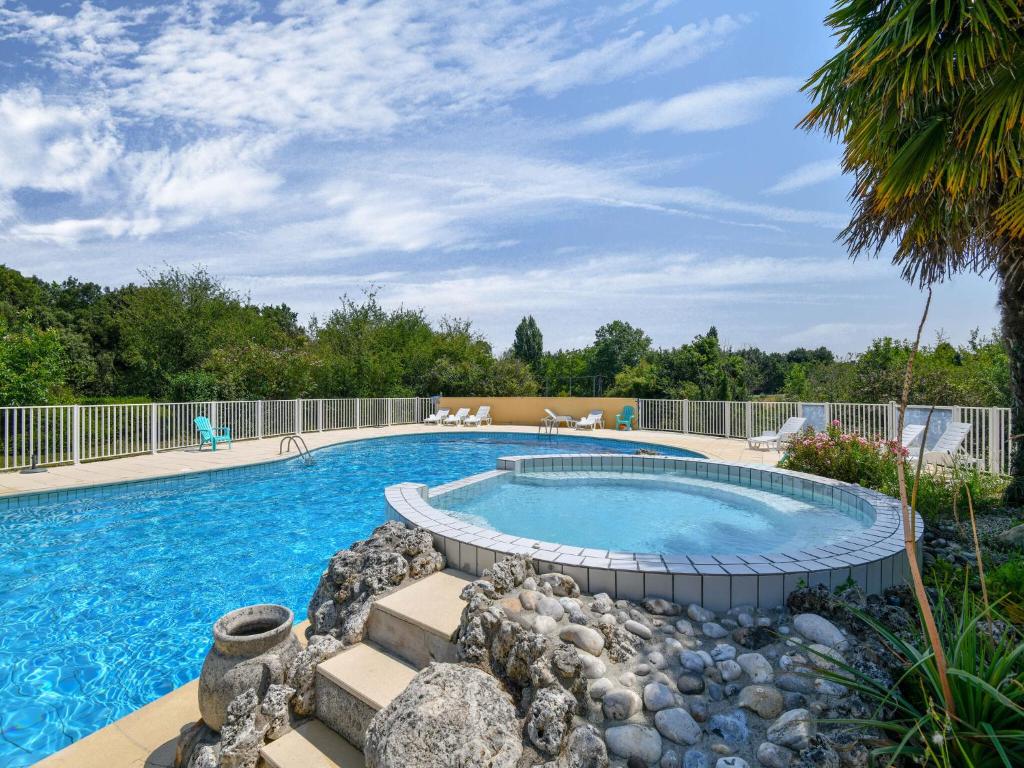 Charming Holiday Home in Saint-Savinien with Jacuzzi , 17350 Saint-Savinien