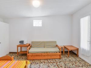Charming Holiday Home in Saint-Savinien with Jacuzzi
