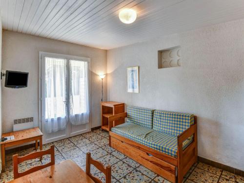 Charming holiday home in Saint Savinien with private pool