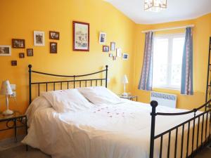 Charming holiday home with private terrace in Pernes-les-Fontaines