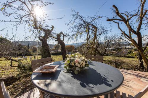 Charming Little Bucolic House 5-Min From City
