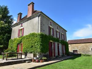 Charming private holiday home with private tennis court and pool near Cazals