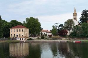 Charming river view 2 bed house garden pool