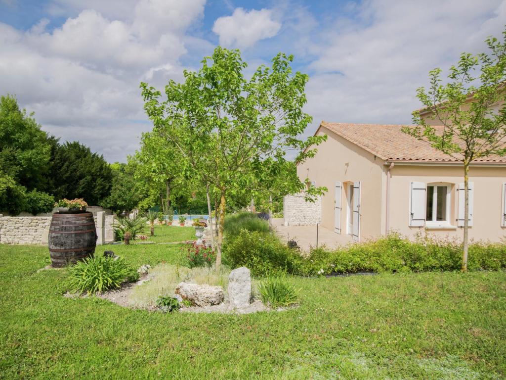 Charming stone Tiny House with communal pool, Chambonas