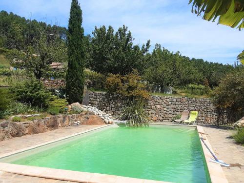 Charming stone Tiny House with communal pool, Chambonas
