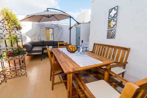 Charming town house just 500m from the marina and its well known typical market