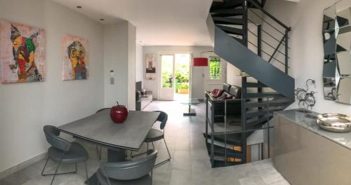 Charming townhouse with garden in the City of Love