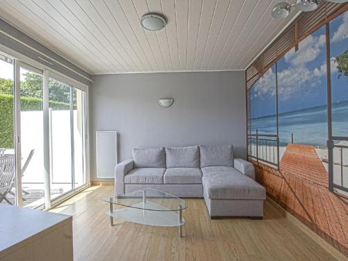 Cheerful holiday home in Grandcamp Maisy with garden