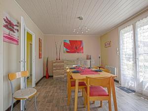 Cheerful holiday home in Grandcamp Maisy with garden