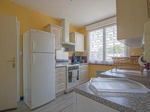 Cheerful holiday home in Grandcamp Maisy with garden