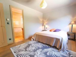 Cheerful holiday home in Grimaud with private pool