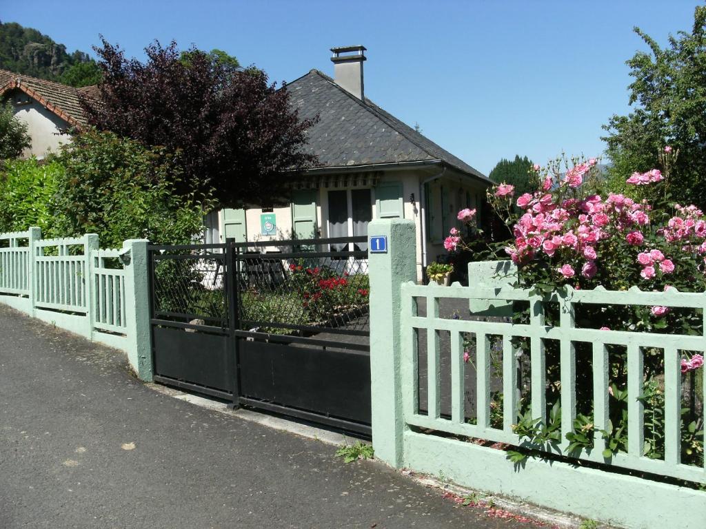 Maison de vacances Chez Léontine 1 rue du Mourdier 15800 Vic-sur-Cère