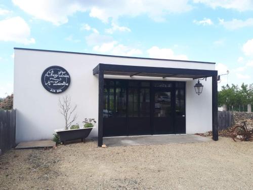 Chez Mr Léon Mme Léontine
