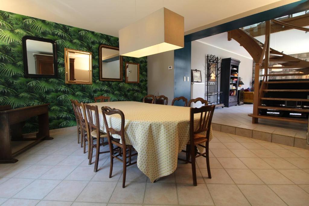 Chez Paul et Alice 4 place de la fontaine, 70120 Semmadon