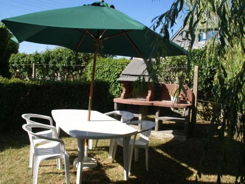 Classic Holiday Home in Saint Nic Pentrez with Fenced Garden