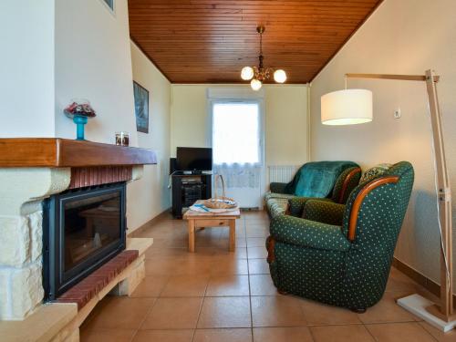 Classic Holiday Home in Saint Nic Pentrez with Fenced Garden