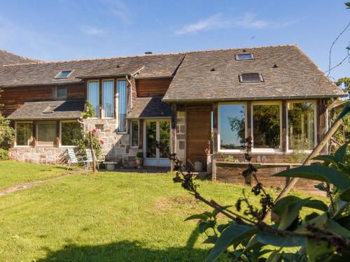 Classy Holiday Home in Saint Bonnet la Rivi re with Garden