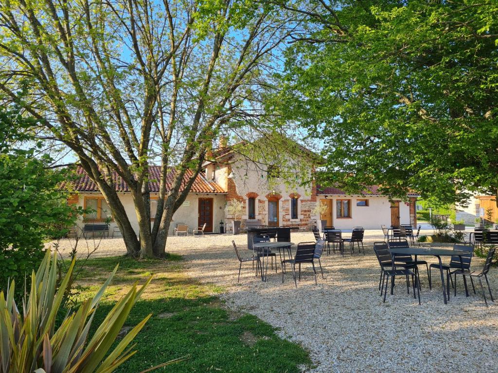 Classy Holiday Home with Garden Barbecue Garden Furniture 19360 Malemort-sur-Corrèze