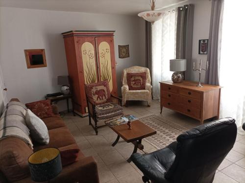 Colourful well equipped 2-Bed House in Le Vigeant