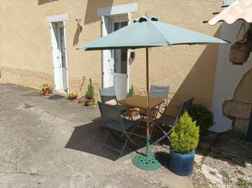 Colourful well equipped 2-Bed House in Le Vigeant