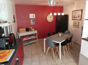 Colourful well equipped 2-Bed House in Le Vigeant