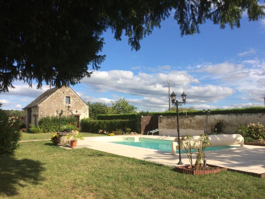 Colourful well equipped 2-Bed House in Le Vigeant