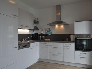 Comfortable and luxurious apartment in a wooded area with sweeping views