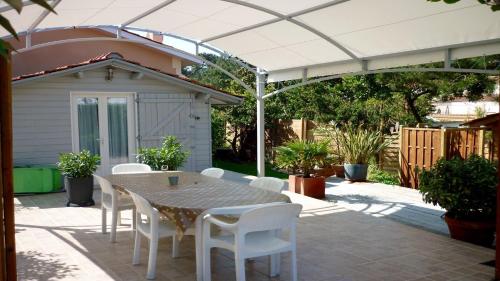 Comfortable house with garden in central beach location