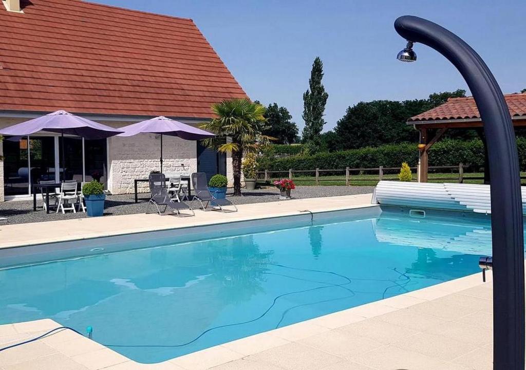 Comfortable lodge with terrace, in Bloemendaal 24800 Chalais