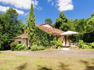 Maison de vacances Comfy Holiday Home in Bourgnac with Swimming Pool  24400 Bourgnac Aquitaine