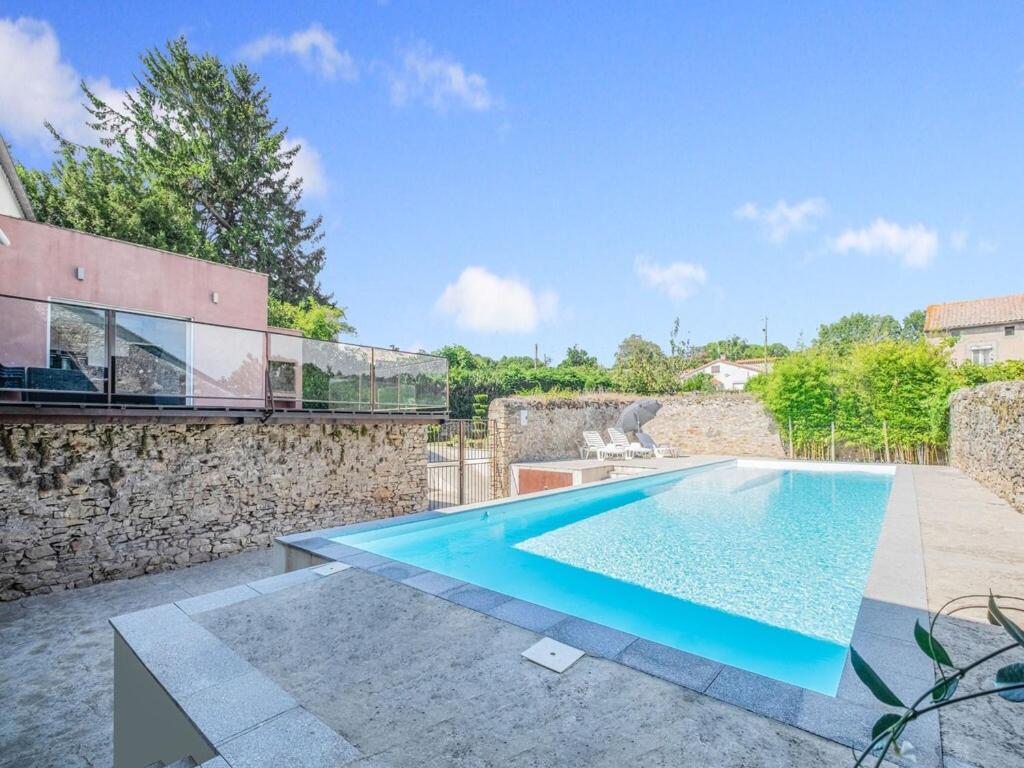 Maison de vacances Comfy Holiday Home in Saint-Denis with Private Pool  11310 Saint-Denis