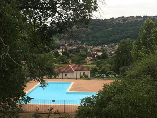 Maison de vacances CONFORTABLE MAISON DANS VILLAGE VACANCES AVEC PISCINE A CAJARC Domaine des cazelles 46160 Cajarc