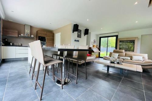 Contemporary house with garden in Saint-Cyr-sur-Loire
