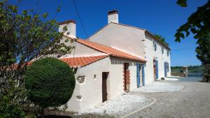 Maison de vacances Corps de ferme spacieux avec grand jardin, 10 personnes 279 Le Petit Bois, 85220 L'Aiguillon sur Vie 85220 LʼAiguillon-sur-Vie Pays de la Loire