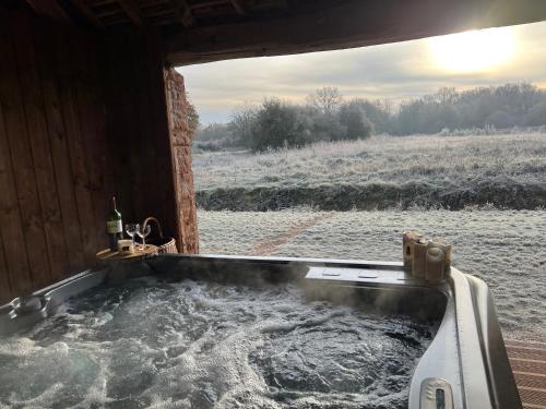 Corps de fermes pour 22 personnes, 7ha de foret, bar et piscine privée