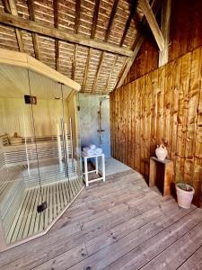 Corps de fermes pour 22 personnes, 7ha de foret, bar et piscine privée