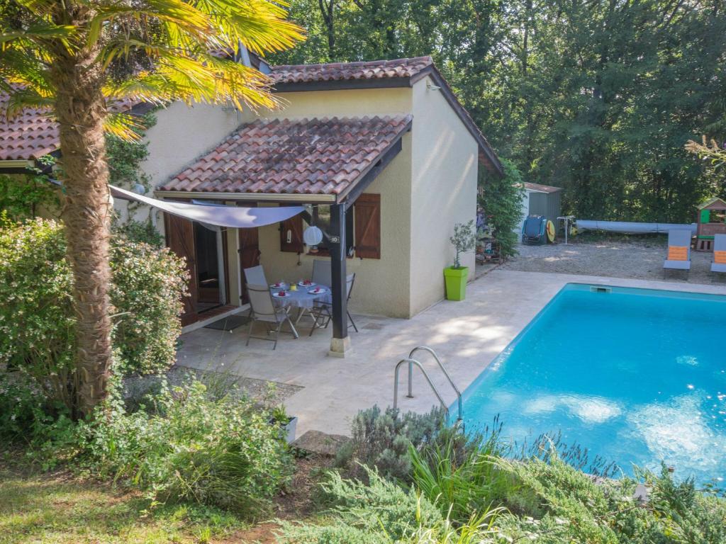 Cosy gite with private pool in beautiful surroundings , 46700 Saint-Martin-le-Redon