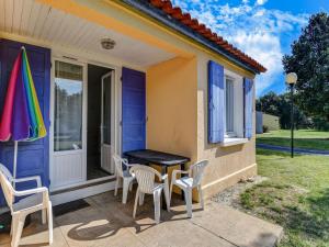 Cosy holiday home in Saint Savinien with shared pool
