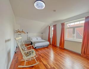 Cosy house with workplace, balcony and garden