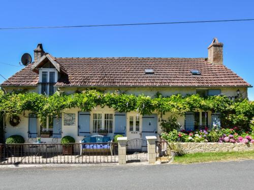 Cosy town house on the edge of a bastide with swimming pool and stunning views