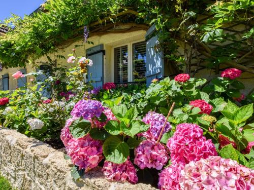 Cosy town house on the edge of a bastide with swimming pool and stunning views